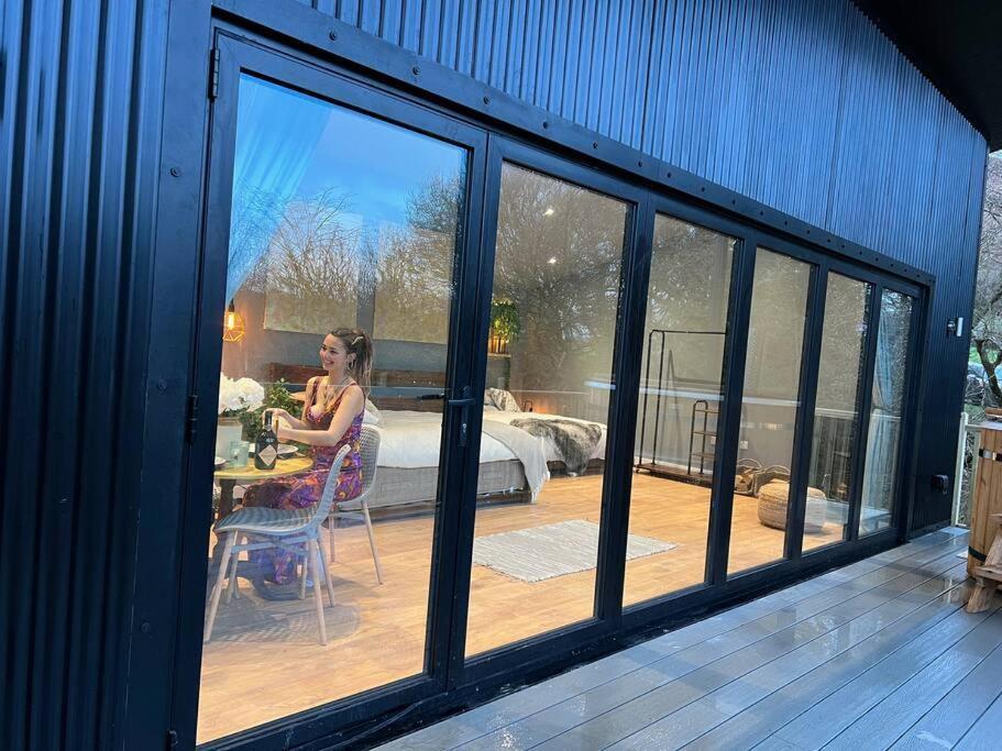 Luxury Lodge In The Treetops Llanbrynmair Exterior photo